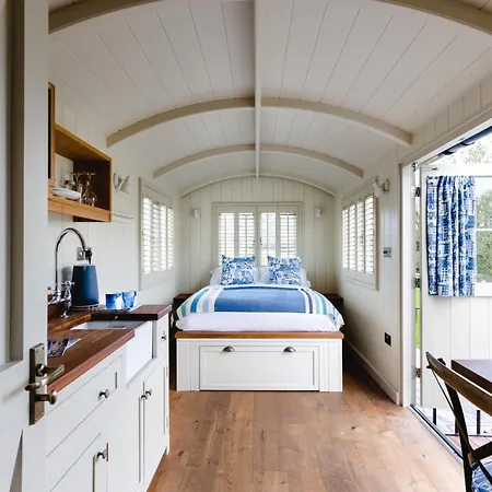 Shepherds Huts At The Cornish Arms セント・メリリン