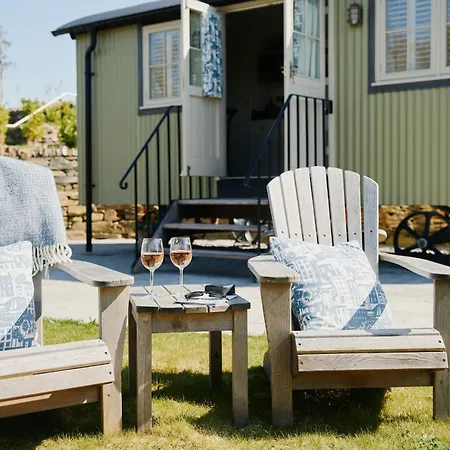 Shepherds Huts At The Cornish Arms セント・メリリン